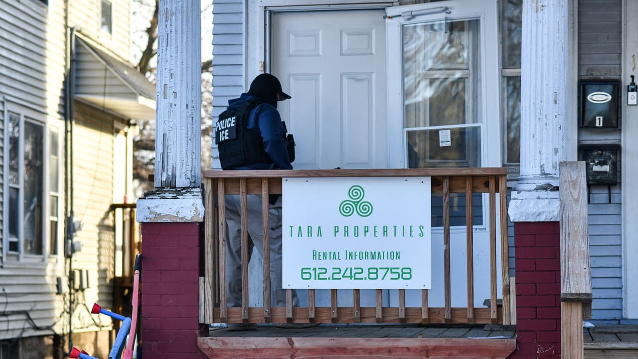 ¿Es legal que ICE utilice órdenes de arresto para ingresar a las casas de indocumentados?: Abogado responde