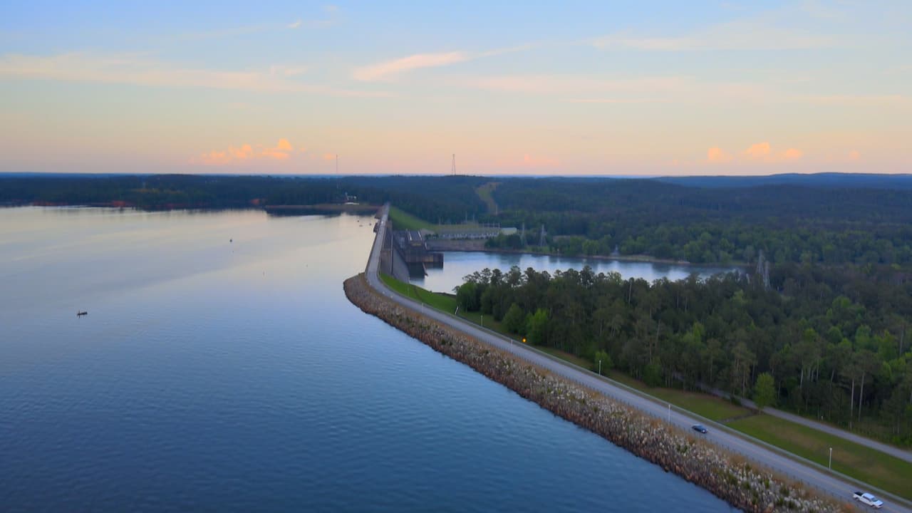 A nivel federal, el lago también es conocido como J. Strim Thurmond Lake.