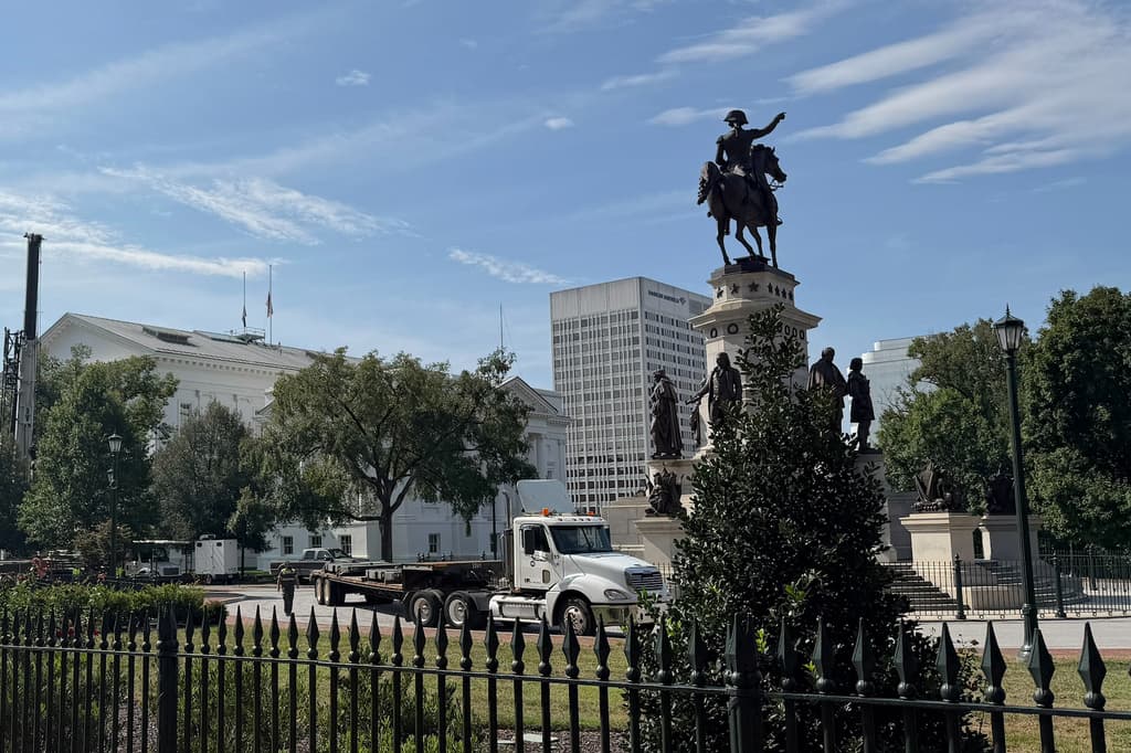 Virginia retira tres monumentos confederados de un parque histórico en Richmond