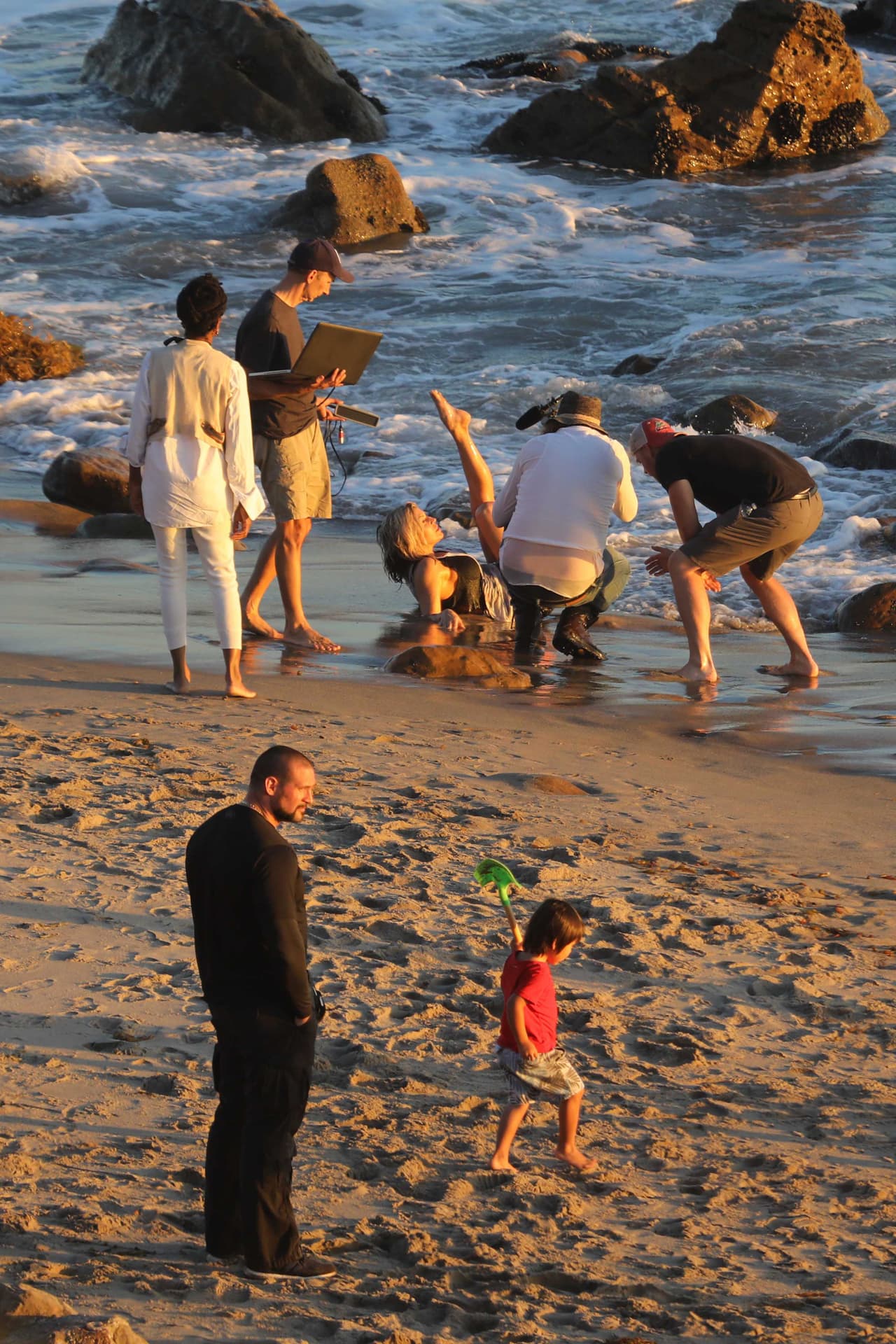 Y él muy feliz aceptó la oferta de trabajo.