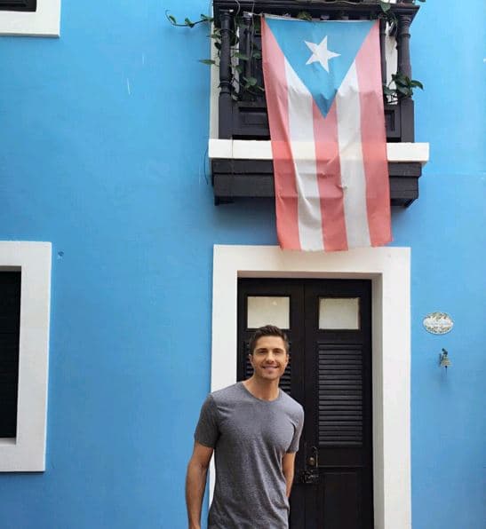 Su esposo Eric Winter ya es casi todo un boricua y posó frente a la monoestrellada en San Juan.