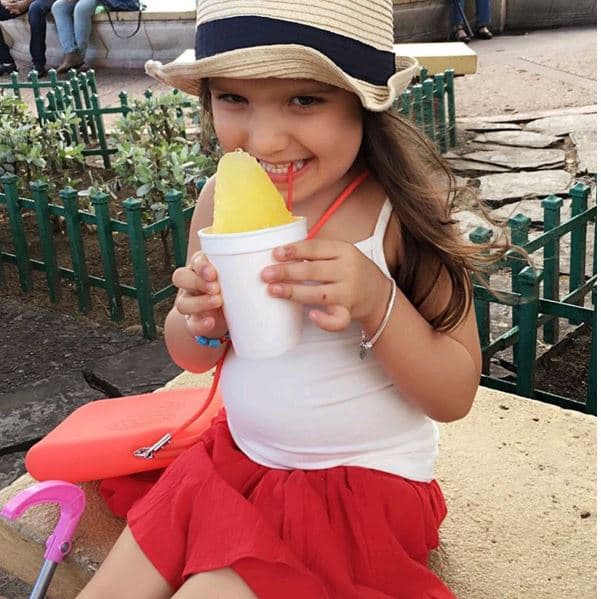 Y Sebella no se resistió a una tentadora piragua de crema. ¡La nena sabe!