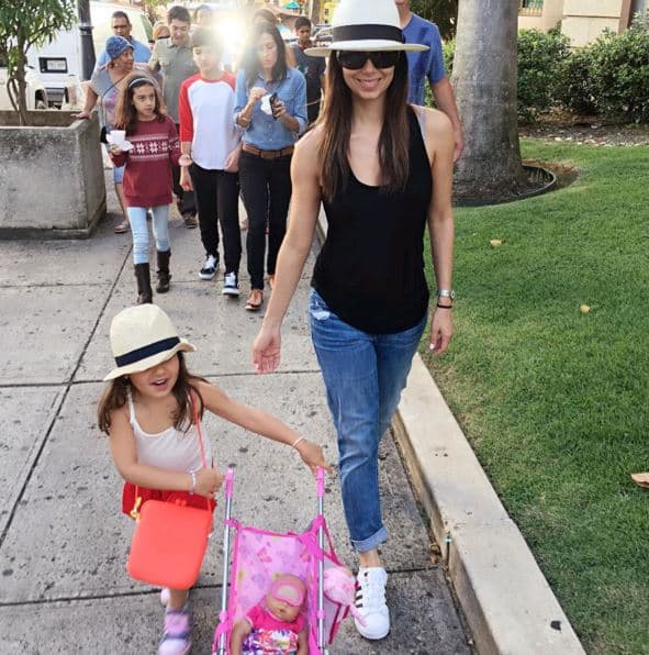 Aquí la vemos paseando con su hija Sebella, las dos con bellos sombreros.