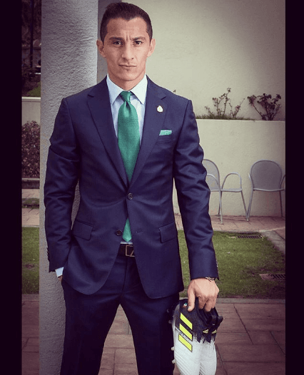 José Andrés Guardado Hernández, juega como medio en la cancha.