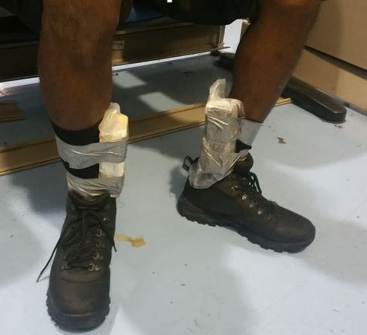 Dolor de tobillos. Ese modo de andar lo habría delatado.