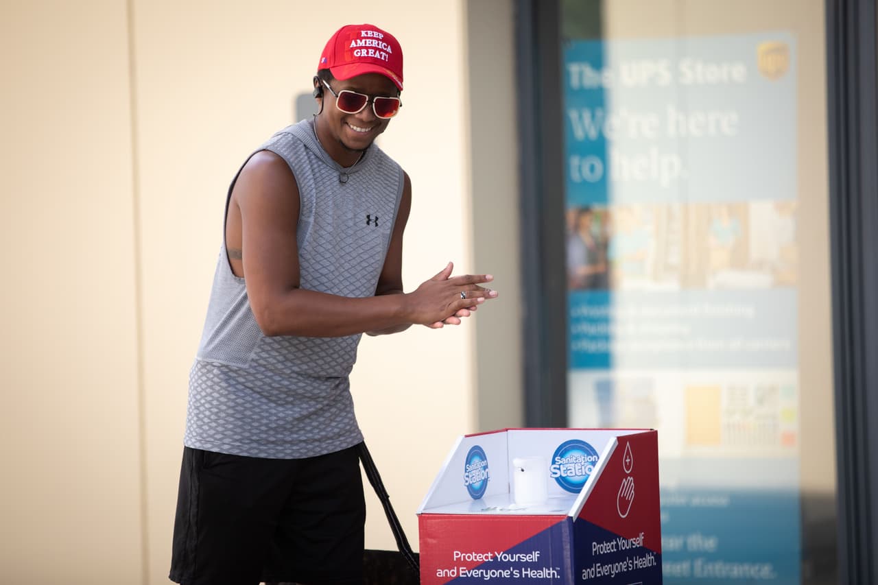 Según informó el partido en un comunicado, un plan de salud y seguridad ha estado en marcha para 
<a href="https://www.univision.com/local/north-carolina-wuvc/mapa-del-coronavirus-en-carolina-del-norte-busca-tu-condado-y-enterate-de-los-casos-confirmados-y-fallecidos">prevenir la propagación del covid-19.</a> Las medidas incluyen: