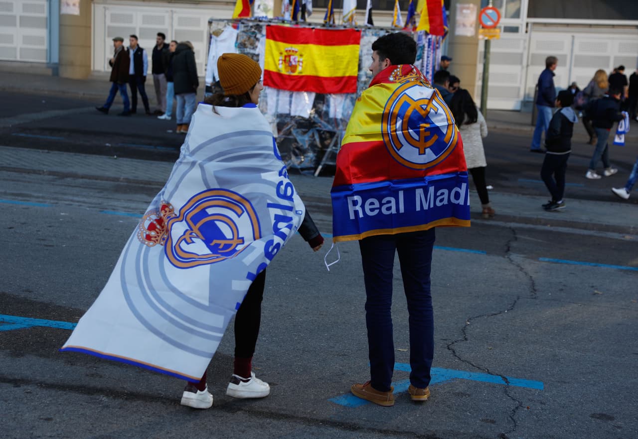 Madrileños, catalanes, extranjeros, en familia, con amigos, todos llegaron con el buen ánimo al estadio de Chamartín para vivir un Clásico Real Madrid-Barcelona más en la previa de la Navidad.