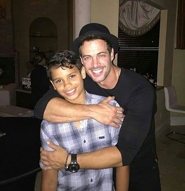 Se tomó fotos con todos los invitados, se nota que es muy querido entre su gente.