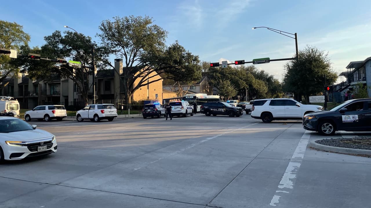 Buscan a un hombre señalado de disparar mortalmente a una mujer en un bus de METRO