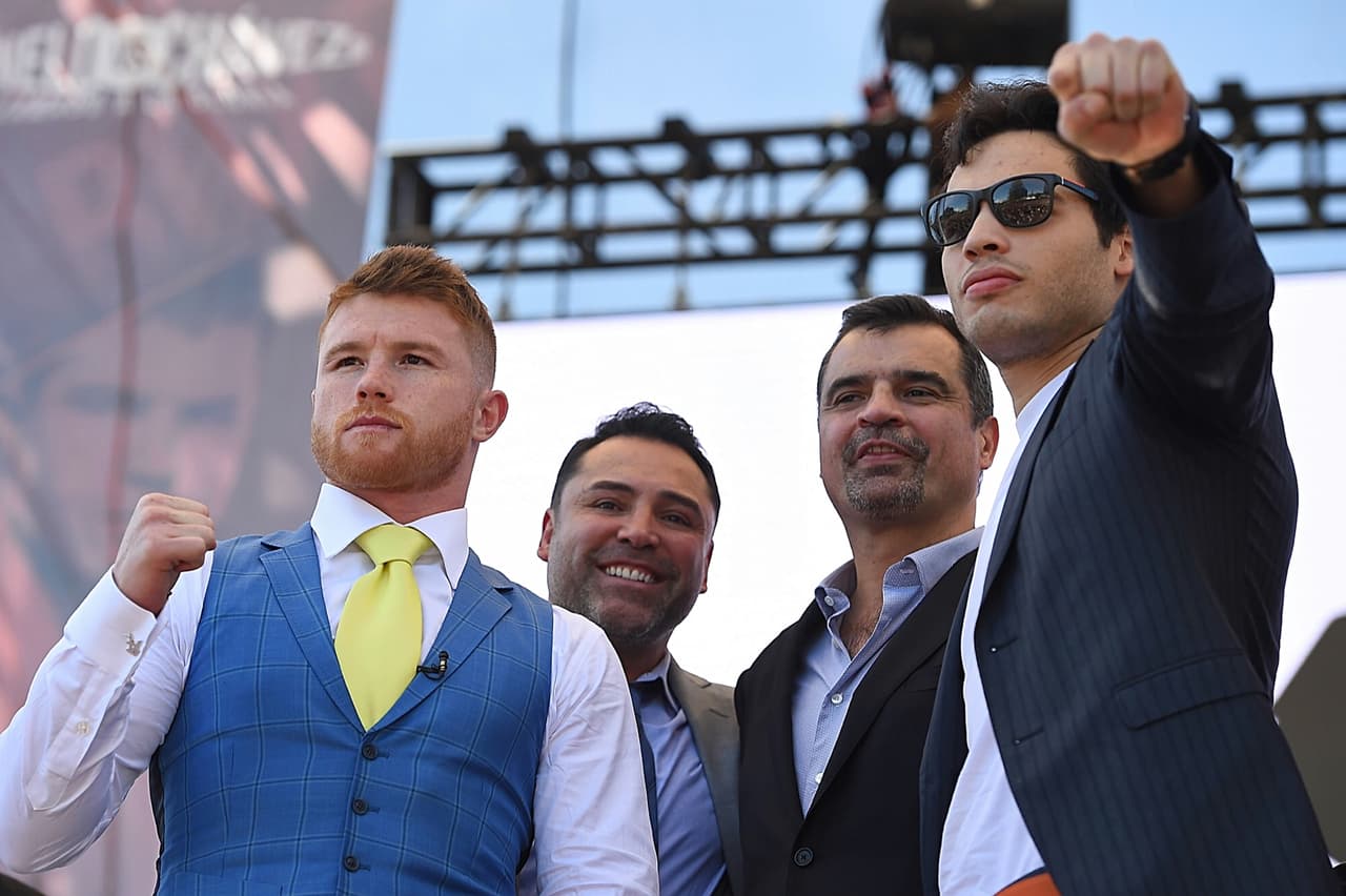 6- Un pilón. No se habla mucho de la buena defensa de ‘Canelo’ pero existe. Su
<i>rolling</i> y su juego de pies serán importantes a la hora de que Chávez ataque de frente y en corto para sentir la pela en la nariz, justo como le gusta. Salir bien librado de esas ofensivas será vital para el de Jalisco.