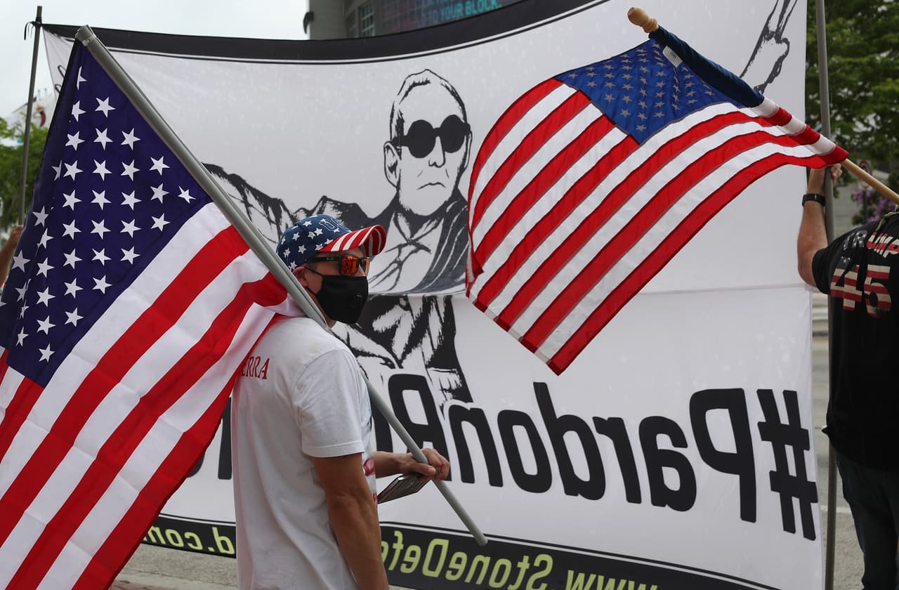 También se vieron muchas banderas de los Estados Unidos en la protesta.
<br>