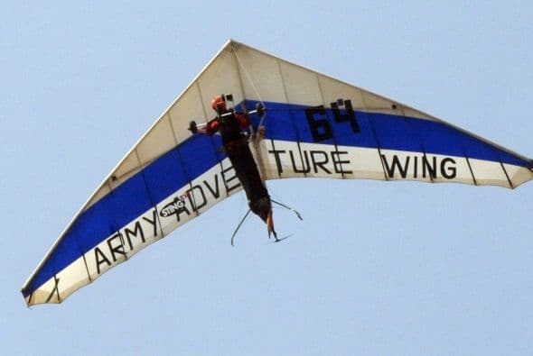 1. ALA DELTA- Este deporte a pesar de cobrar la vida de sólo 7 personas en lo que de de 2011, es uno de las actividades al aire libre más peligrosas. De acuerdo con HSE, un grupo de vigilancia de Reino Unido, el riesgo de muerte sólo es de 1 de cada 116 mil vuelos.