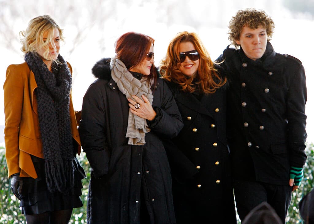 En esta fotografía de archivo del viernes 8 de enero de 2010, Priscilla Presley, Lisa Marie y sus hijos participan en una ceremonia que conmemora el cumpleaños número 75 de Elvis Presley en Memphis, Tennessee.