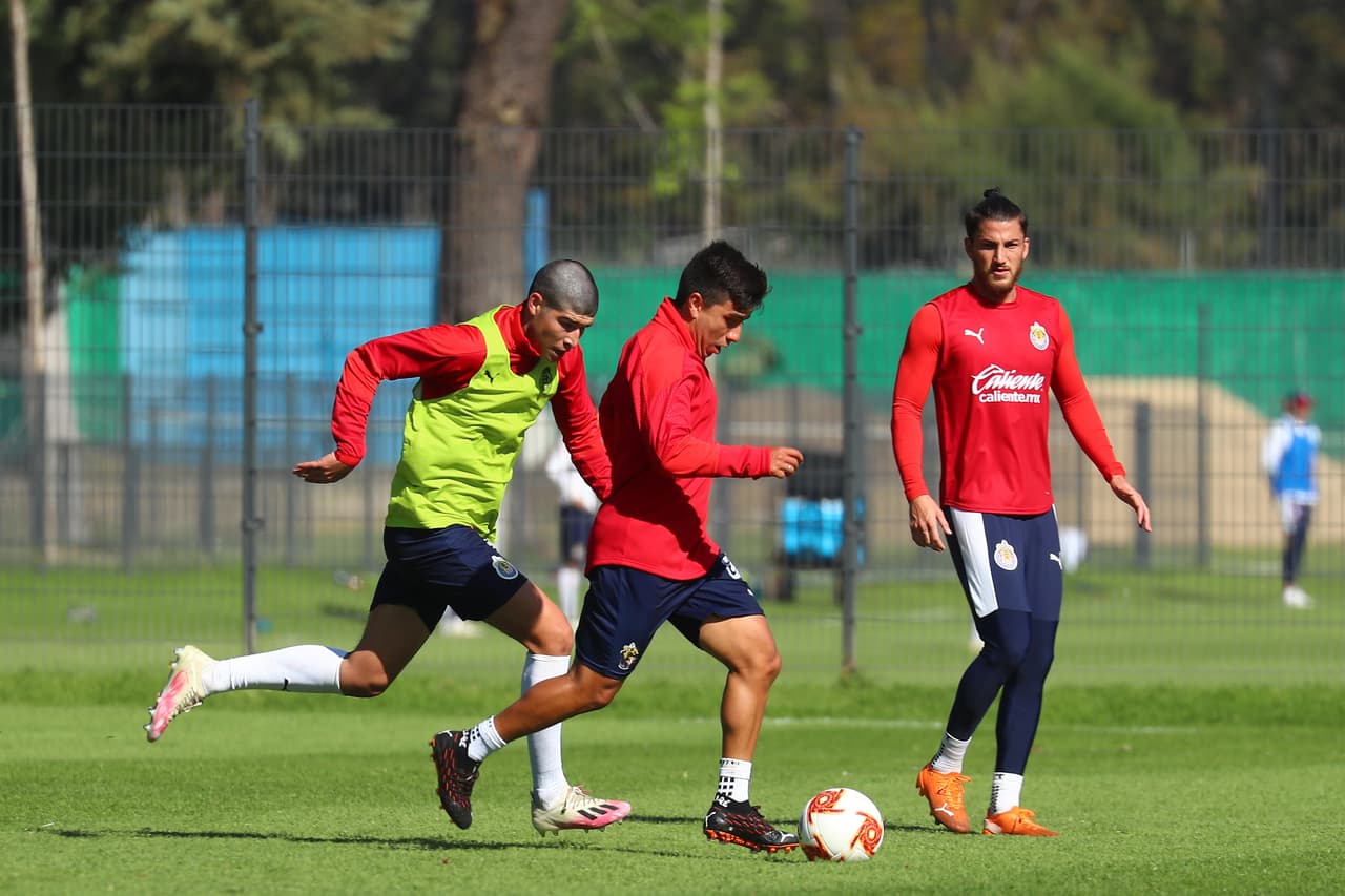 Las Chivas del Guadalajara se preparan con fuertes entrenamientos en Verde Valle para su primera fecha del torneo Guard1anes 2021, que será este viernes a las 19:30 ante el equipo de Puebla en el Estadio Cuauhtémoc.