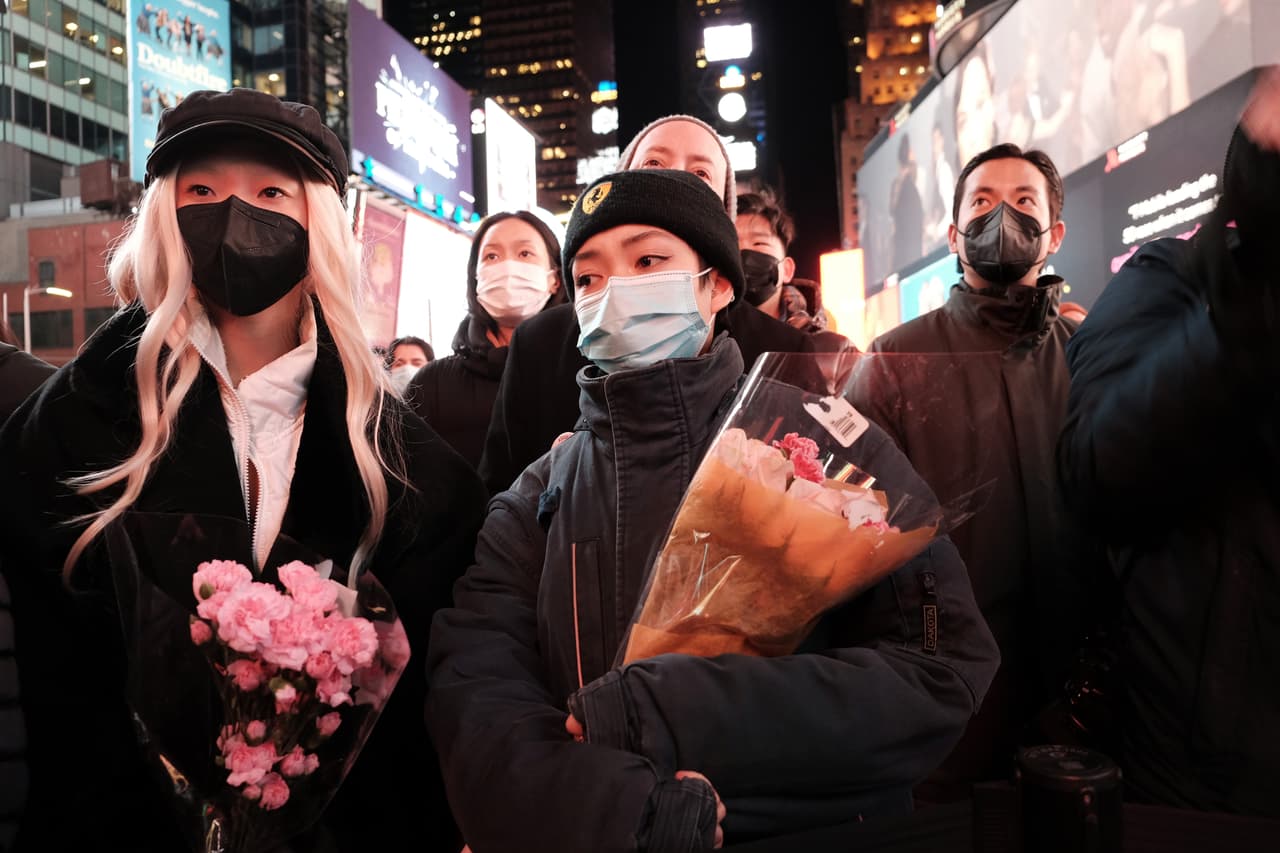 "Podemos hacer algo mejor que dejar que alguien que tiene un historial, unos antecedentes penales, alguien que ha demostrado una y otra vez ser un enfermo mental, esté en la calle y se le permita ser violento", agregó Adams. "Debemos asegurarnos de tener un plan de intervención y prevención".