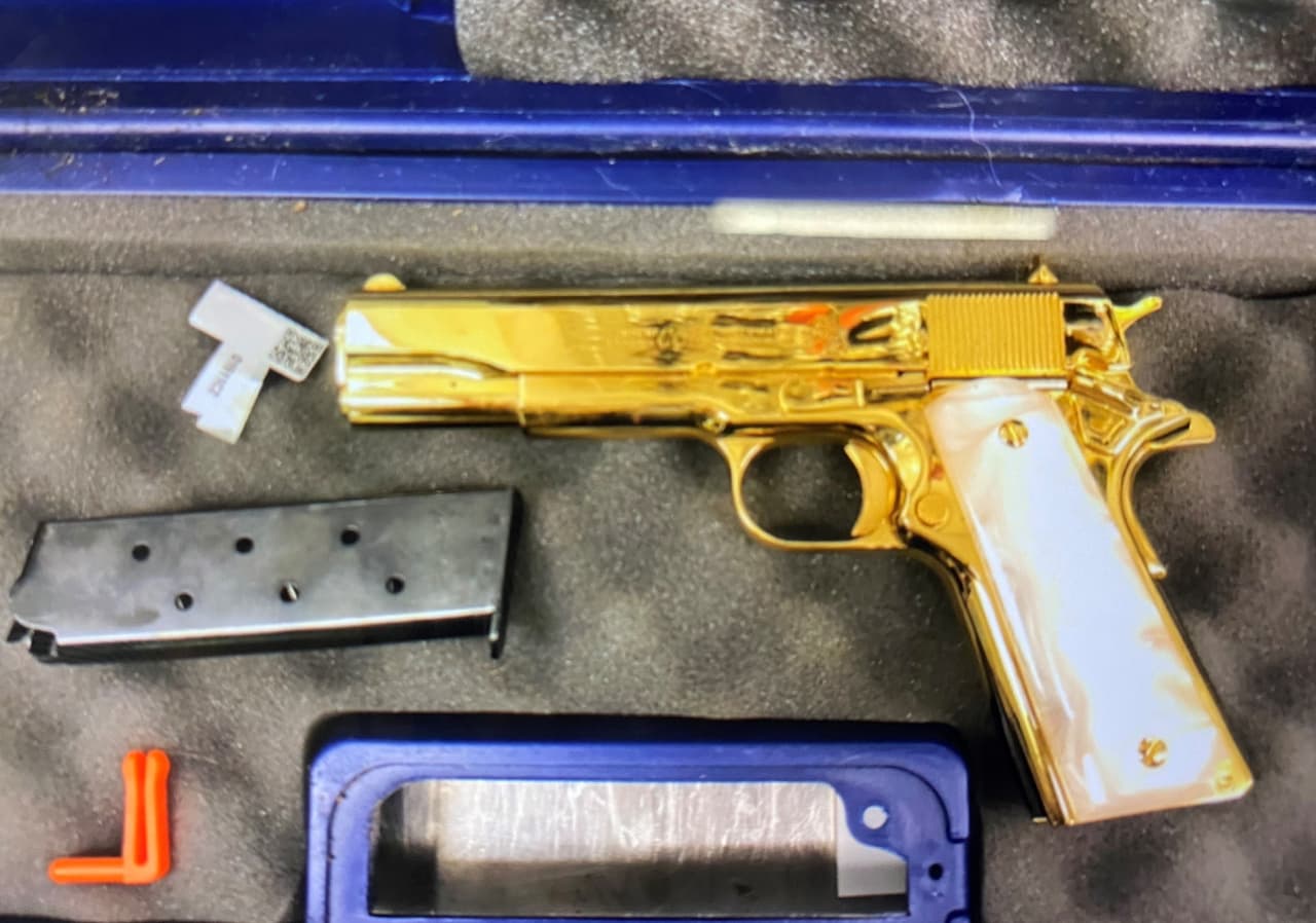 Así era la ostentosa pistola chapada en oro de 24 kilates que decomisaron a una mujer estadounidense en un aeropuerto de Australia 
