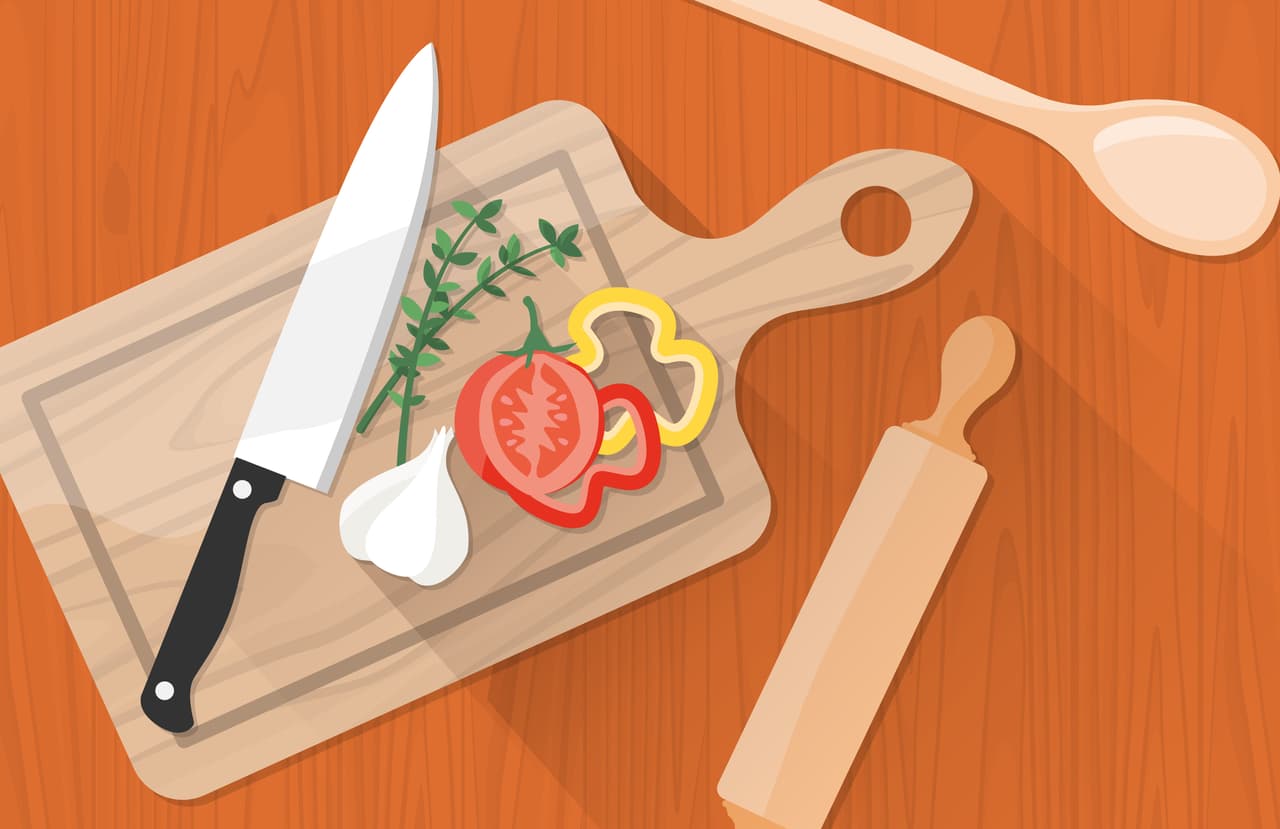 <b>Error 4: Usas el mismo cuchillo y tablas de picar con las que preparas el pavo para otras cosas. </b>El pavo crudo y su jugo pueden contaminar todo lo que tocan, por lo que los CDC insisten en que se debe usar una tabla, plato y utensilios exclusivos para él. De lo contrario podría ocurrir lo que se conoce como 'contaminación cruzada', un proceso en el que microbios o patógenos ajenos a un alimento se transfieren de forma no intencional a otro con efectos perjudiciales.