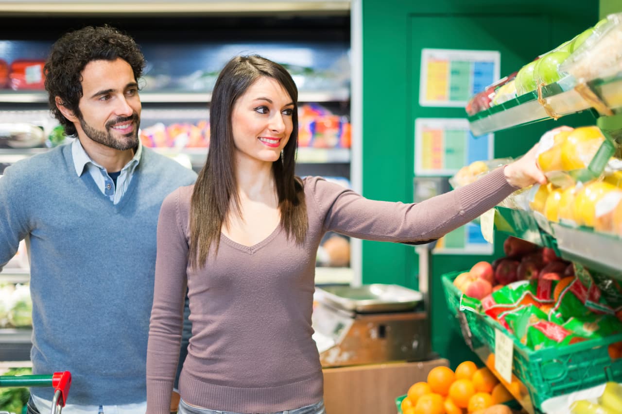 Utiliza cupones de ofertas. Muchos supermercados mandan sus ofertas con cupones por correo, haz uso de ellos en tu próxima visita al supermercado.
<br>