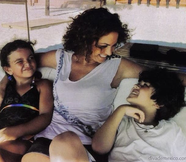 “Bien, pues están tranquilos, viendo que su abuela se fue en paz, se fue tranquila”, contó ante el micrófono de Despierta América el pasado 12 de septiembre.
<br>