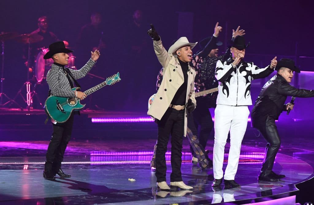 <b>Grupo Firme</b> se presentó en el escenario con sus temas 
<b><a href="https://www.univision.com/shows/latin-grammy/grupo-firme-en-los-latin-grammy-2021-asi-fue-su-presentacion-en-el-show-video" target="_blank">‘Ya Supérame’ y ‘Me Gustas’</a></b>.