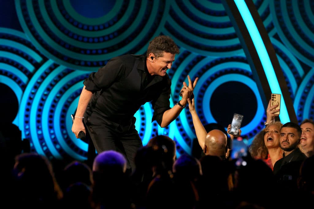 Carlos Vives entregado a su público.