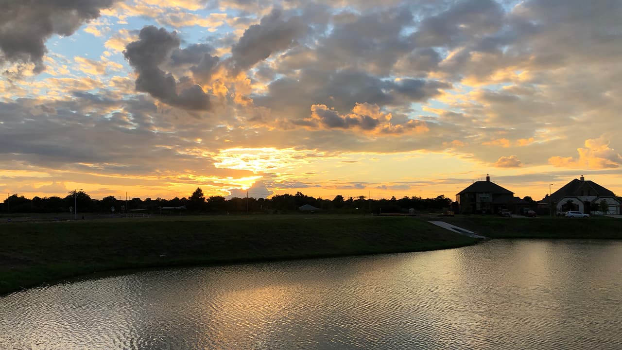 Cada que cae la tarde se convierte en un bello espectáculo en la zona metropolitana de Houston.