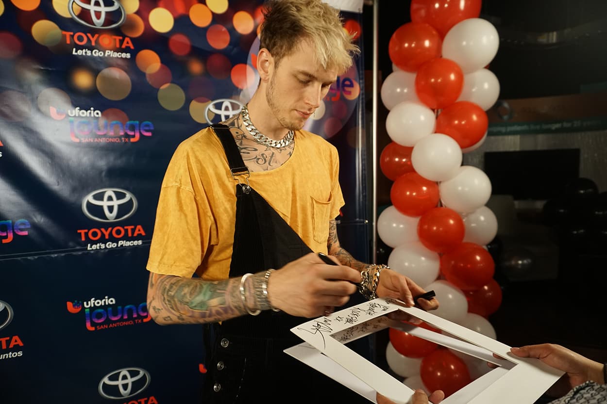 The music artist chilled and met with some of our lucky listeners inside the Uforia Lounge.