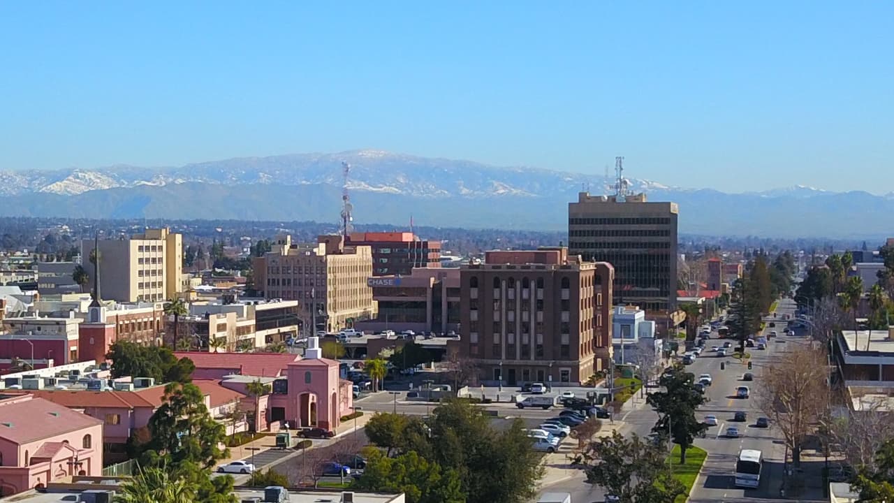 <b>Bakersfield, CA</b>
<br>
<br>
<b>Días con altos niveles PM2.5 en el año: </b>106
<br>
<b>Días con niveles contaminantes 'no saludable' (nivel 5): </b>27
<br>
<b>Días con altos niveles de ozono: </b>246
<br>
<b>Población:</b> 878,744