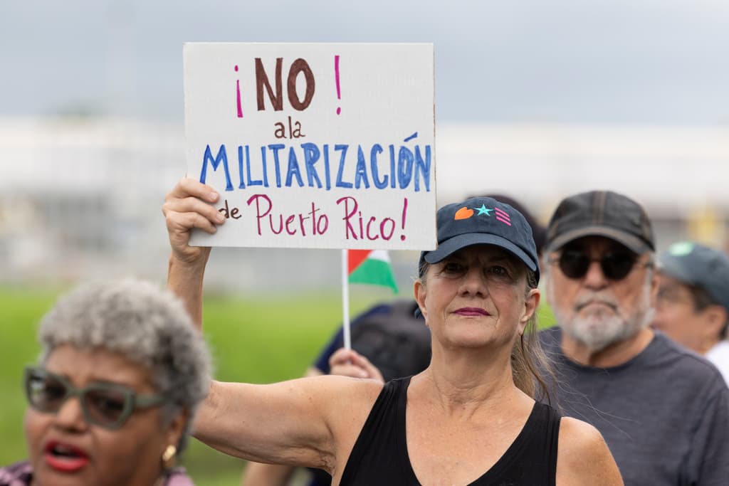 Cientos de personas se congregaron el domingo 7 de septiembre, frente a la base aérea Muñiz, de la Guardia Nacional de Puerto Rico, en Carolina, para manifestar 
<b><a href="https://www.univision.com/local/puerto-rico-wlii/mas-de-1-000-efectivos-marina-eeuu-10-aviones-de-combate-f-35-puerto-rico-fotos" target="_blank">su repudio a los ejercicios militares que la Marina de los Estados Unidos realiza en la isla</a></b>.