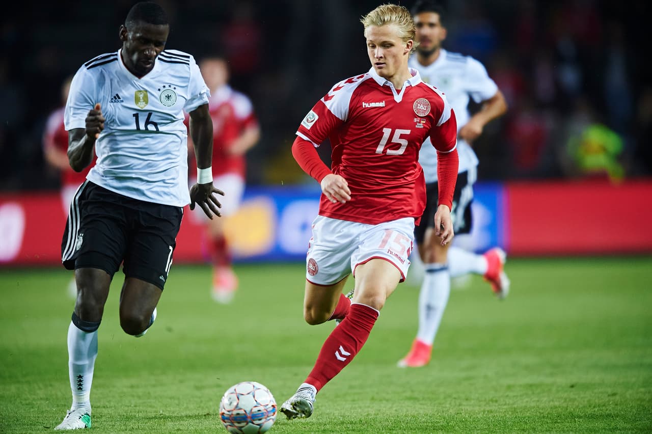 Tras el mal año de 'Paco' Alcácer, bien haría el Barcelona en considerar pujar por el nueve danés Kasper Dolberg. Tiene 19 años y su precio es de 14 millones.