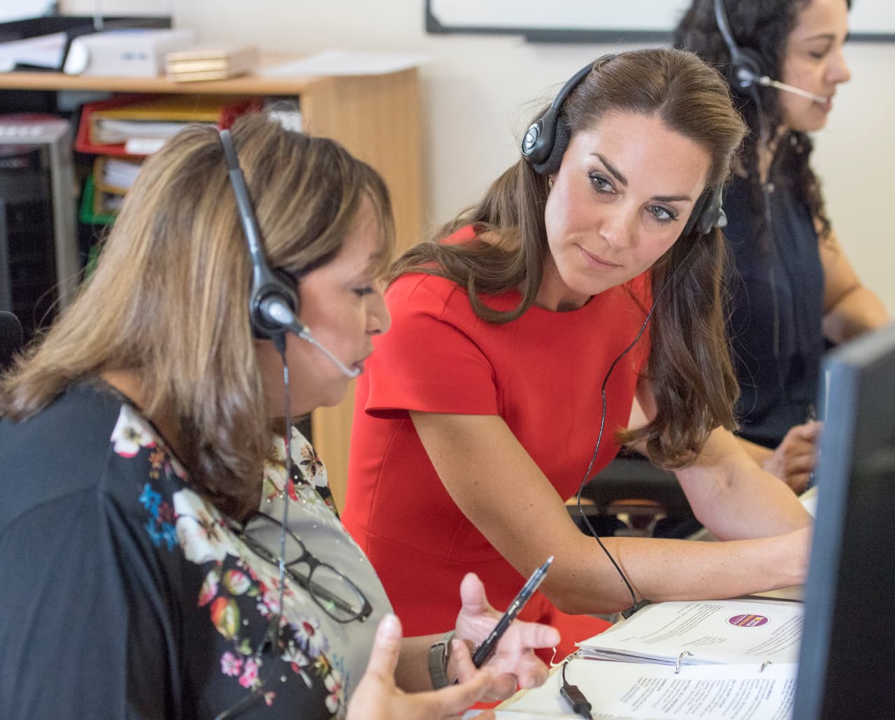 Cada uno estuvo acompañando a un asesor escuchando sus llamadas telefónicas con la gente.