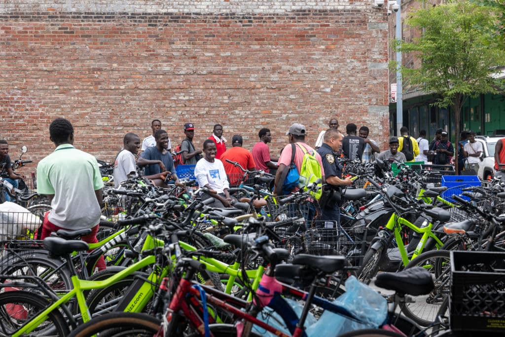 El primero de los tiroteos se registró poco antes de las 10:50 de la noche, en el Steuben Playground, entre la avenida Flushing y la calle Steuben. La policía de Nueva York busca posibles testigos.