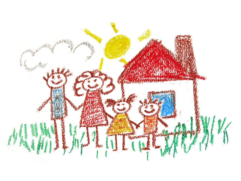 Como si fuéramos pequeños, dibuja sobre la hoja en blanco tu casa y escribe los nombres de tus seres queridos alrededor.