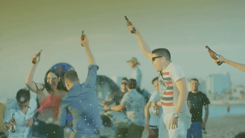 Las cervezas vuelan y el ritmo de Calibre 50 llena el ambiente.