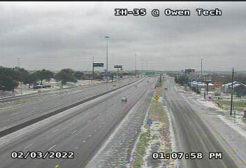 Si tu vehículo comienza a deslizarse, suelte el acelerador o los frenos. Conduce en la dirección que te lleva el vehículo hasta que haya recuperado la tracción. Luego puedes enderezar el vehículo.
<br>