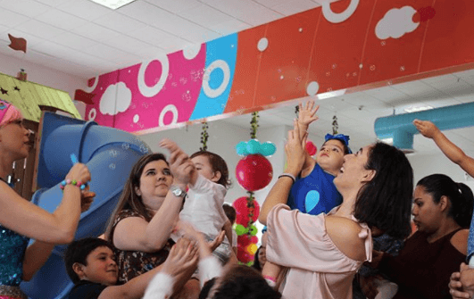 La pequeña estuvo feliz, su mamá describió esta fiesta como "la más grande, loca y ruidosa de todos los tiempos".