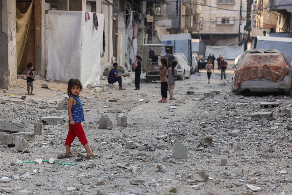 Niños palestinos por las calles polvorientas de Sheikh Radwan, en la ciudad de Gaza.
