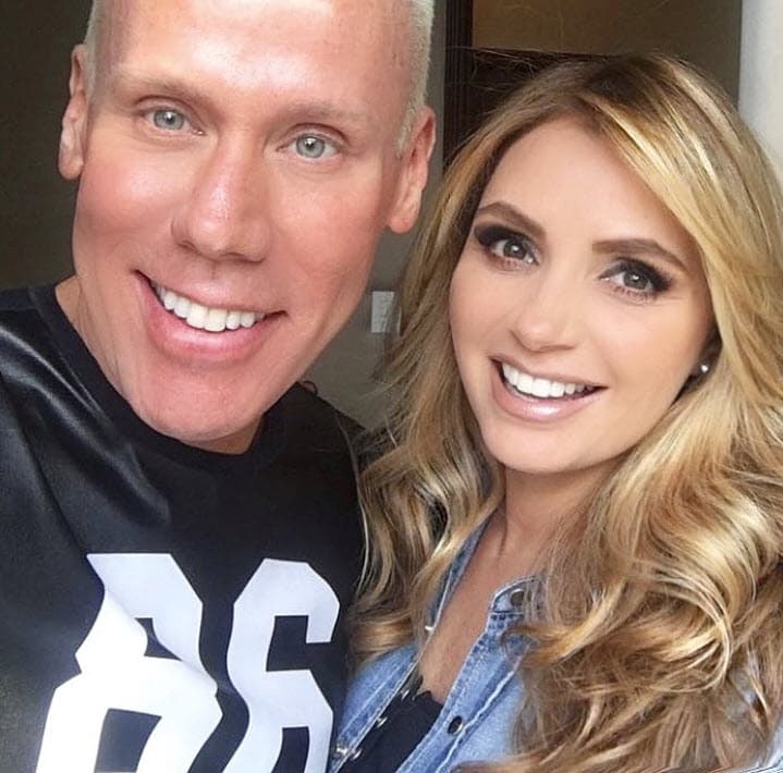 Waithsman se vio afectado por el descontento de los mexicanos ante la polémica que envolvía a Angélica Rivera en ese entonces, respecto a la costosa casa blanca.
<br>