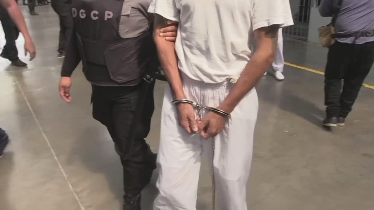 Polémica en El Salvador por juicios masivos con sentencias de miles de años en la cárcel en el gobierno de Bukele