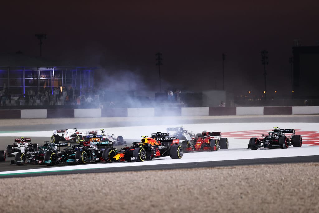 Lewis Hamilton y Mercedes Benz se llevan el Gran Premio de Qatar. El piloto británico logra superarlos y quedarse en la primera posición y por buen tiempo, seguido de Max Verstappen de Red Bull y, en esta ocasión, el español Fernando Alonso le rebató el tercer lugar a Sergio Pérez, quien se vio forzado a hacer doble parada y perder podio.