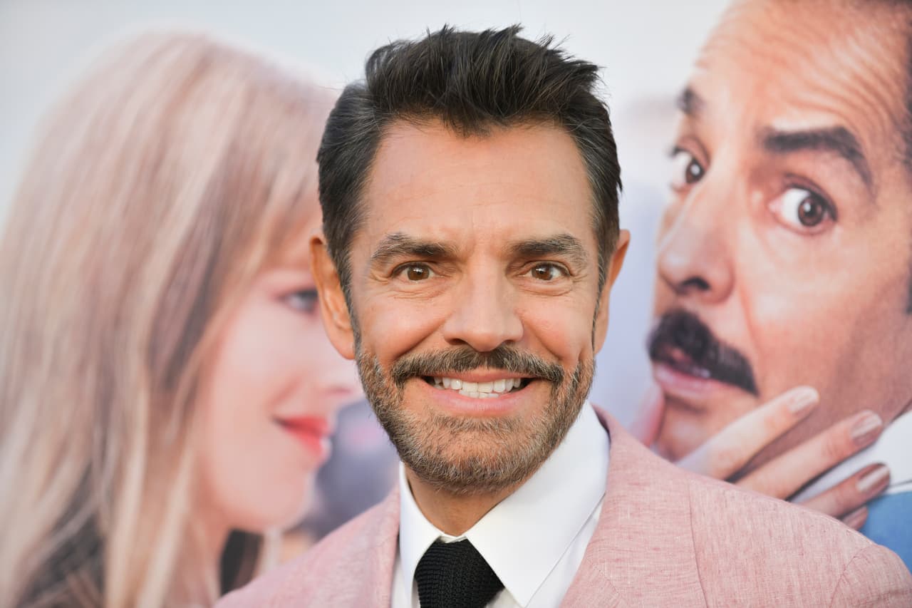 Derbez, de 60 años, ha encabezado diversos filmes a lo largo de su carrera. ‘Hombre al agua’, ‘Cómo ser un Latin Lover’, 'La misma luna y 
<a href="https://vix.com/es/detail/video-4226340?utm_medium=internal_referral&utm_source=univision&utm_campaign=evergreen&utm_content=ed_entertainment&utm_term=slideshow" target="_blank">‘No se aceptan devoluciones’ (disponible en ViX+, el servicio de streaming premium de ViX)</a> son sólo algunos de ellos.