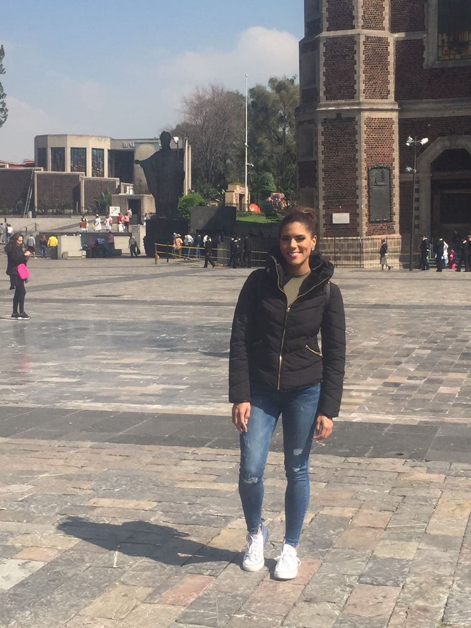 Justo en el lugar en donde la Virgen de Guadalupe se le apareció a Juan Diego es en donde se erige el también llamado santuario de la virgen del Tepeyac.