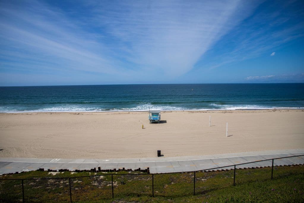 Pese a la ola de calor, la mayoría de las playas de California seguirán cerradas por el coronavirus
