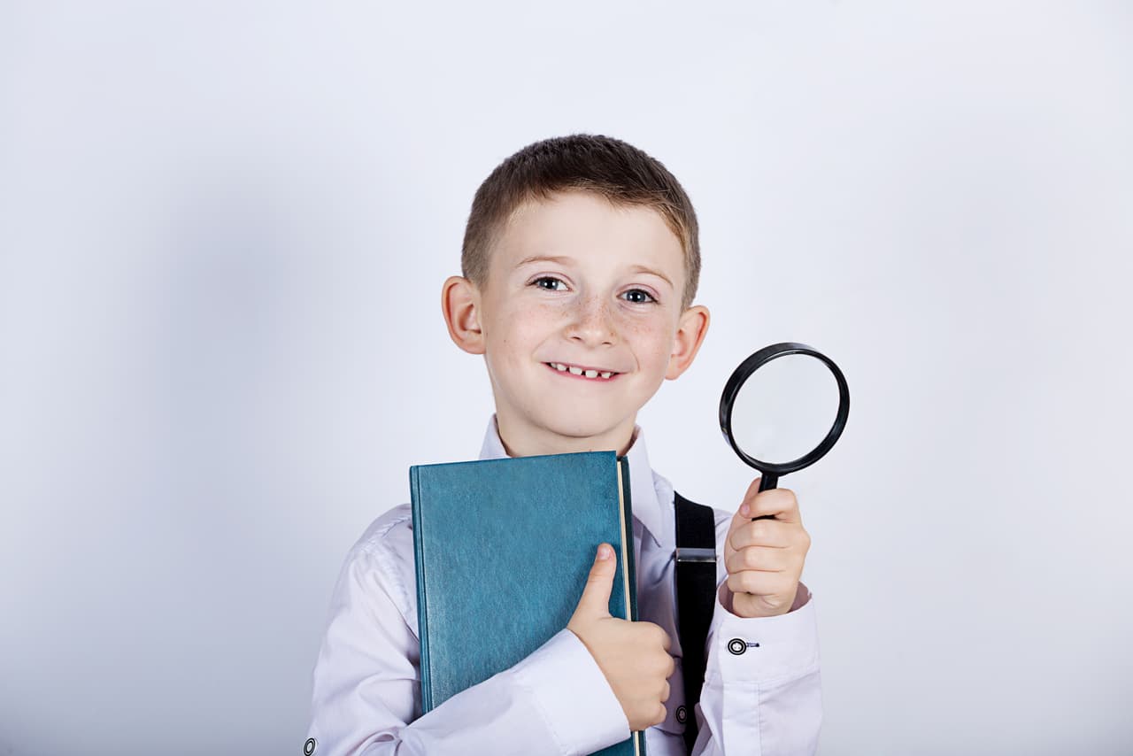 Consíguele materiales de estudio donde haya videos de investigaciones, películas detectivescas y de detalles, lugares bajo el subsuelo. Conversa abiertamente con él o ella sobre la necesidad de respetar las distintas creencias o no creencias de las demás personas para evitar el peligro del fanatismo religioso.