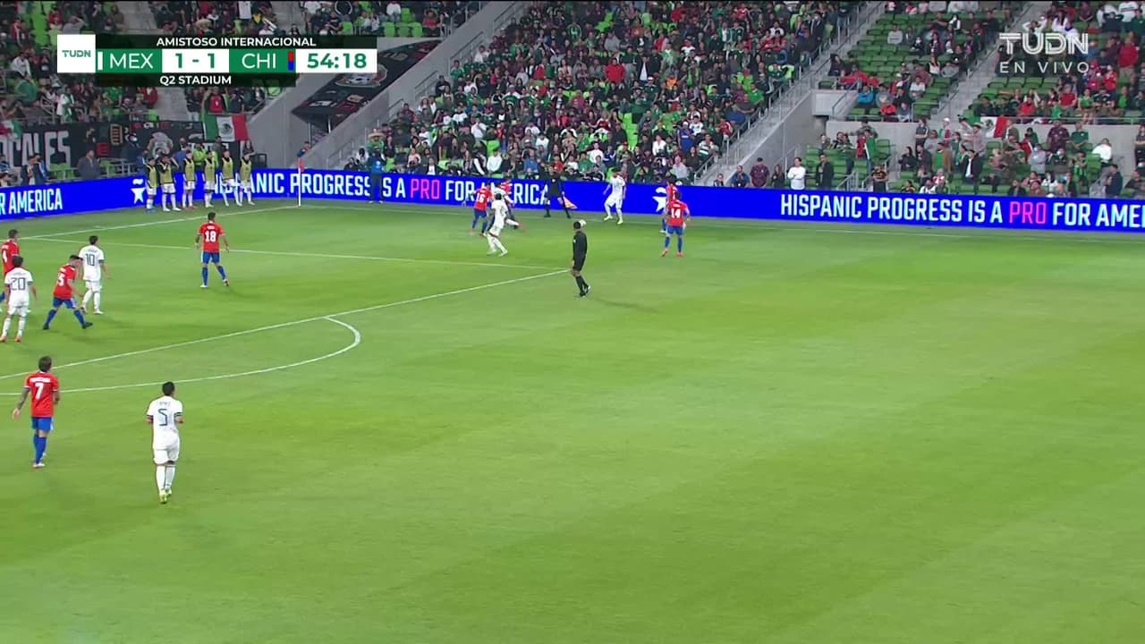 ¡TIRO ATAJADO! disparo por Santiago Giménez.