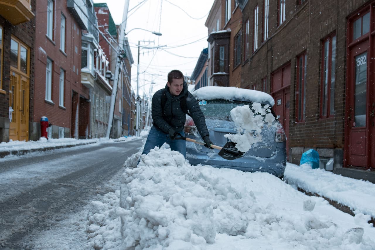 Para no hacer trabajar de más al corazón, trata de comer liviano antes de recoger nieve. También es imprescindible tomar mucha agua, para evitar deshidratarse.