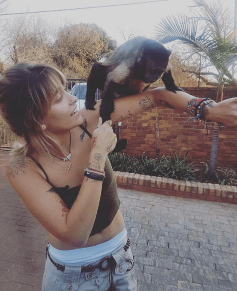 Tal parece que la hija de 'El Rey del Pop' ahora lleva una vida alejada no solo de las cámaras, sino de los lujos y excentricidades.