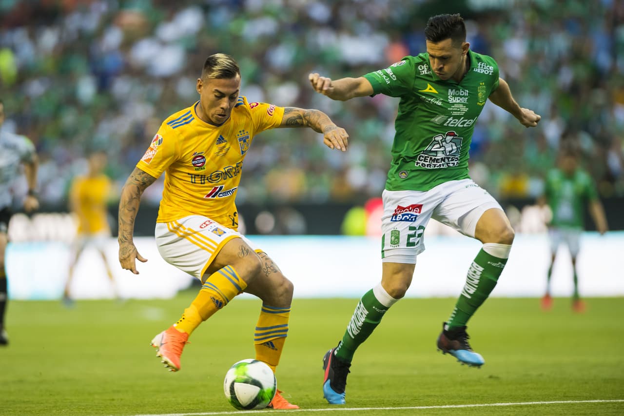 El delantero chileno Eduardo Vargas (izquierda) pisó el área en más de una ocasión para Tigres en el primer tiempo.