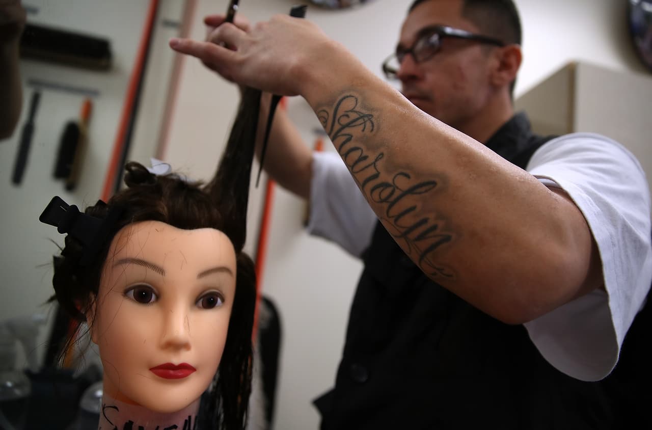 Como McLemore, los presos empiezan a aprender estas habilidades usando maniquís antes de avanzar a practicar con otros presos y hasta con empleados de la prisión.