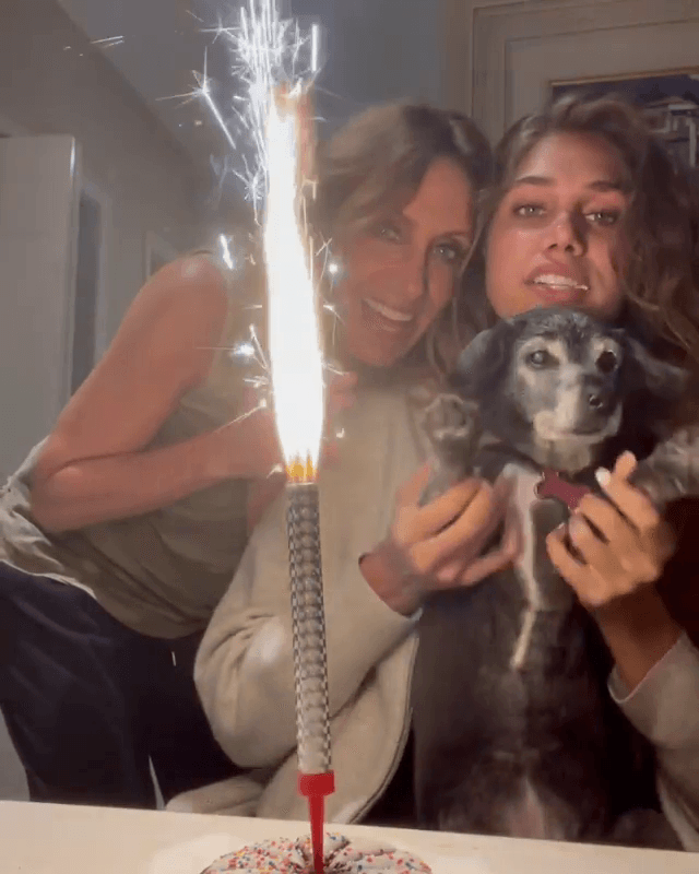 Apenas hace dos semanas, ambas festejaron el cumpleaños 16 de su perrita con un video en el que le cantaron happy birthday.